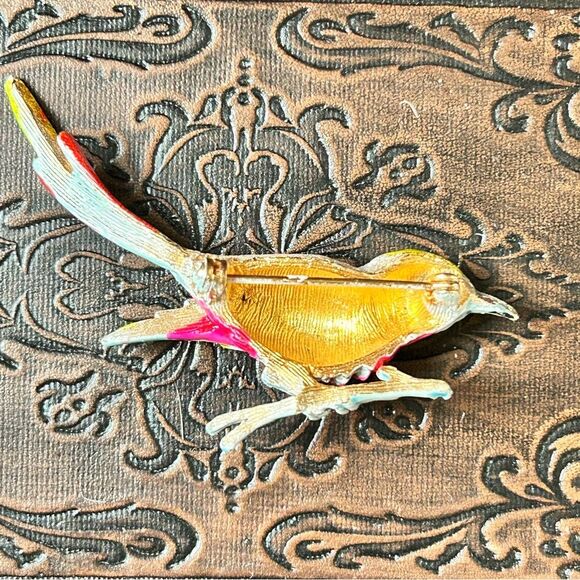 Vintage Enamel Gold Metal Tropical Bird Brooch Pin - Picture 3 of 4